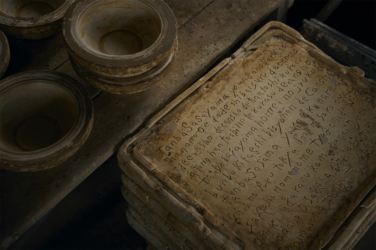 Pottery mold engraved with the lyrics of the Decansho verse in Roman characters.